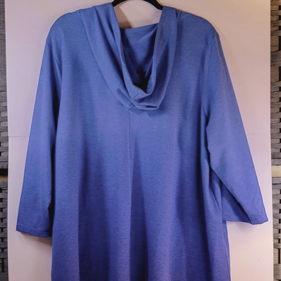 AVE Leisure size 26/28 gradient hooded v-neck blue top. Lattice work on sleeves. - Picture 2 of 4
